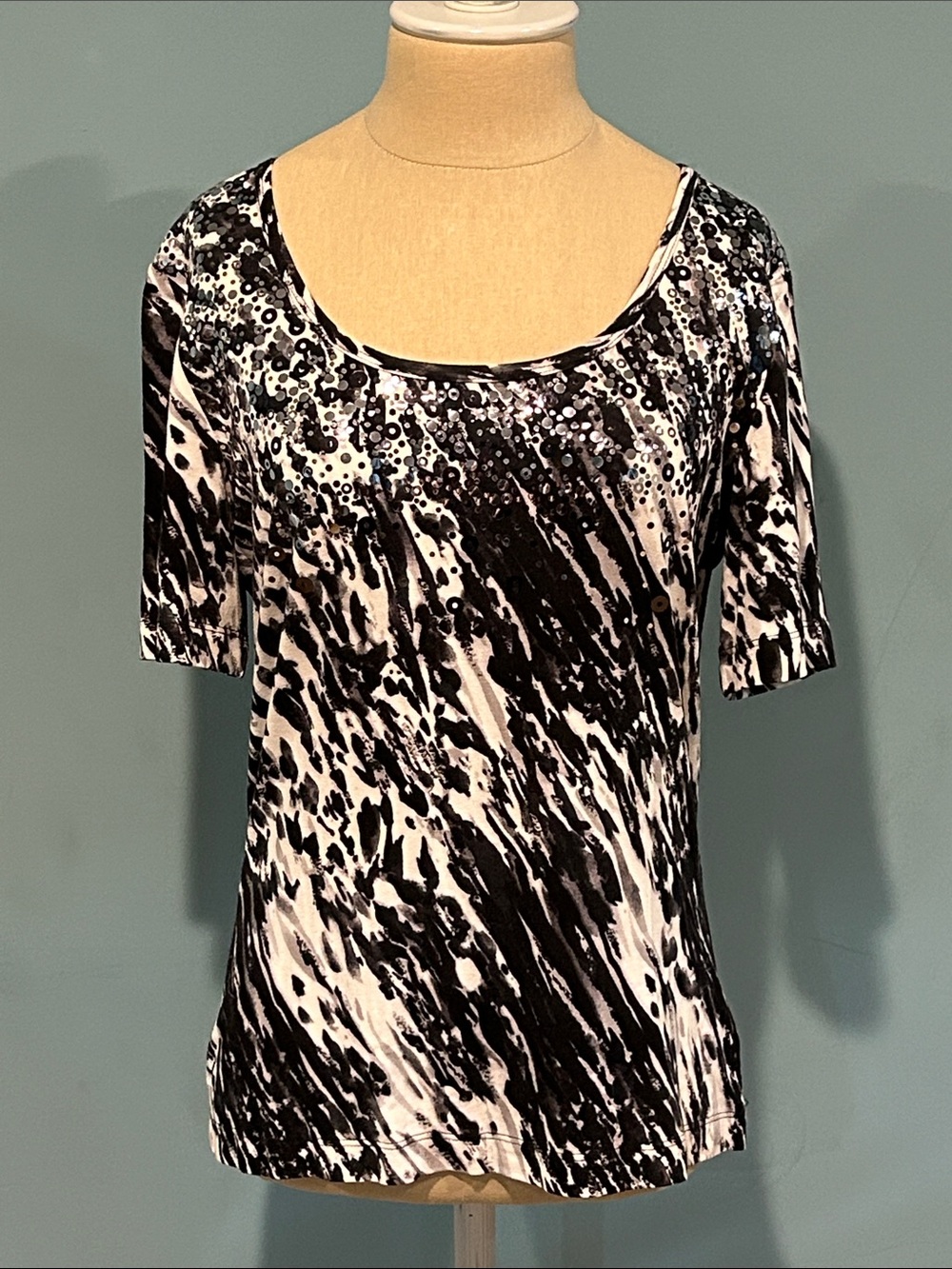 St. John Black White Gray Animal Print T-Shirt sz Medium Round Neck Sequins